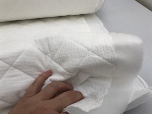 Fastvævet - dobbelt gauze quiltet i knækket hvid